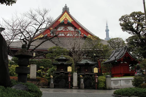 Templo Sensoji en Asakusa y la Torre de Tokio como fondo — Foto de Stock