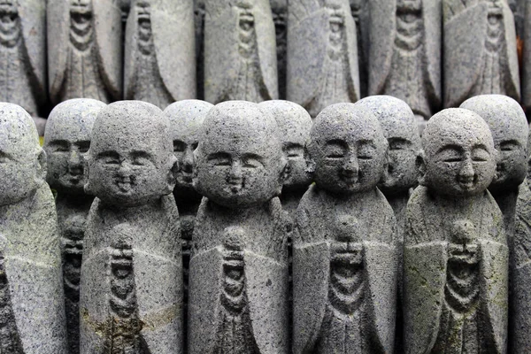 Las estatuas de Buda "Jizo", que se encuentran en muchos templos en Japa — Foto de Stock