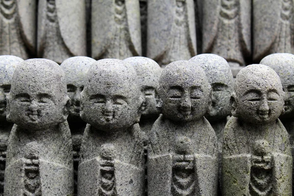 Las estatuas de Buda "Jizo", que se encuentran en muchos templos en Japa — Foto de Stock