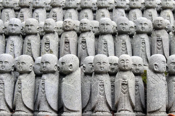 Las estatuas de Buda "Jizo", que se encuentran en muchos templos en Japa — Foto de Stock