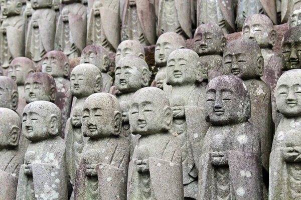 Las estatuas de Buda "Jizo", que se encuentran en muchos templos en Japa — Foto de Stock