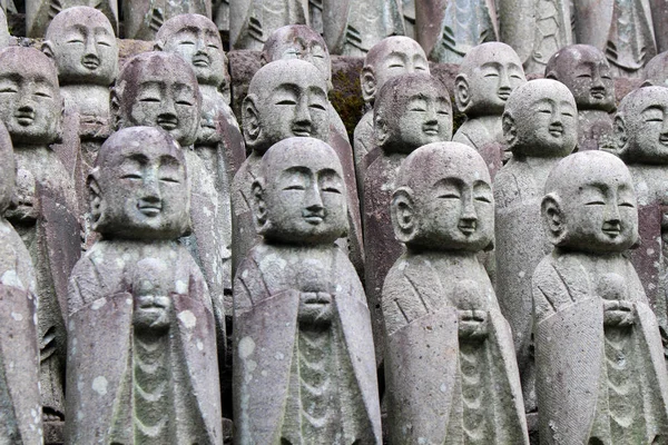 Las estatuas de Buda "Jizo", que se encuentran en muchos templos en Japa — Foto de Stock