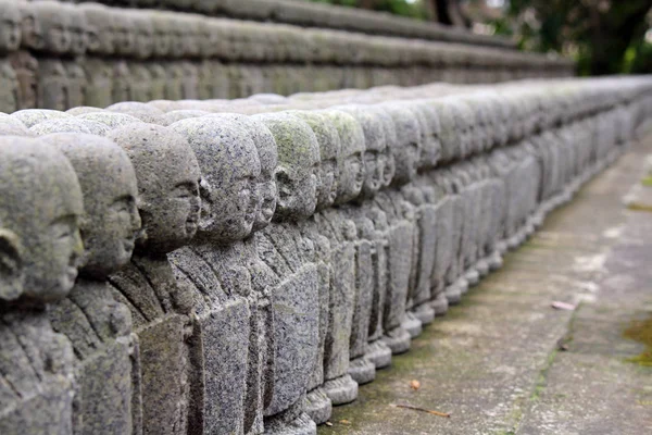 彫像仏「地蔵」日本多くの寺院で見られるもの — ストック写真