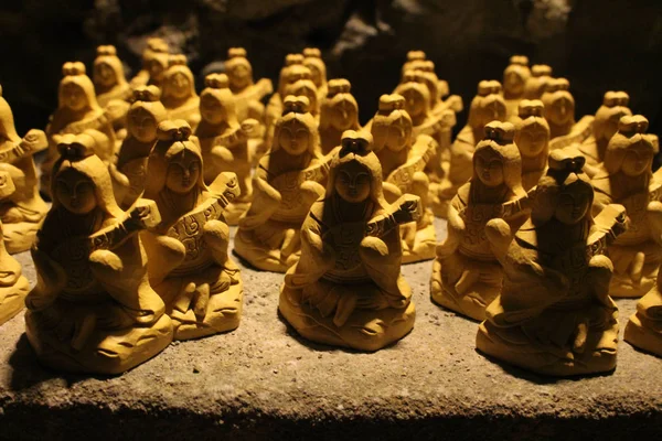 Las estatuas de madera de Buda / Kannon en la cueva del templo de Hase dera — Foto de Stock