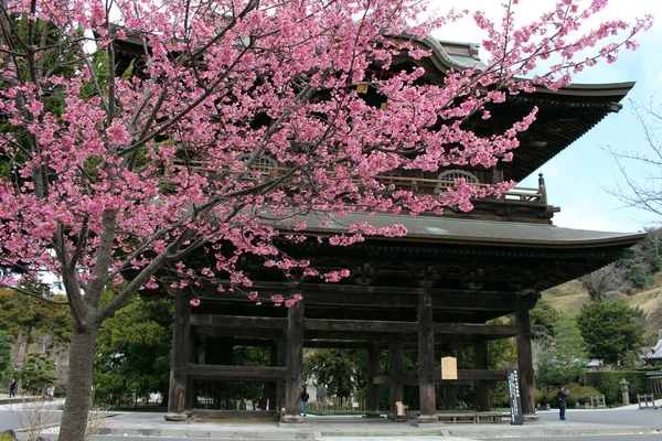 Traduction : "Temple zen Kenchoji". L'un des cinq grands temples zen — Photo