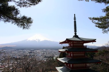 Chureito Pagoda görüldüğü gibi Fuji Dağı. Ne zaman din nat toplandı