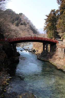 Toshogu Tapınağı giderken kırmızı köprü 