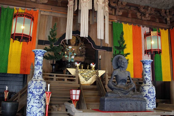 Переклад: Будда статуї навколо Kenchoji Zen temple. Один — стокове фото