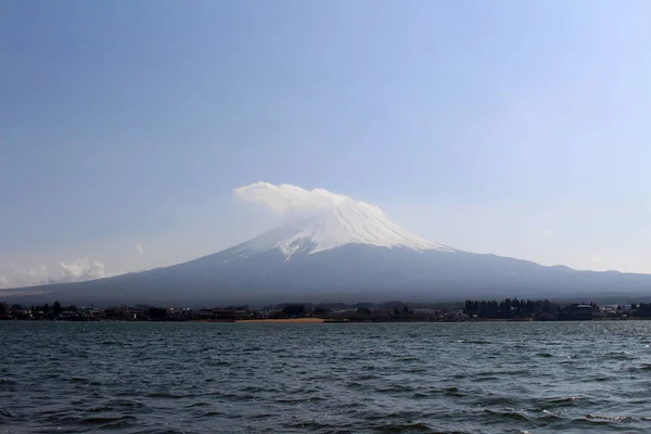 Monte Fuji visto desde el lago Kawaguchi — Foto de Stock