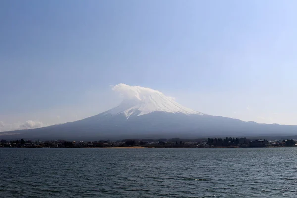 Monte Fuji visto desde el lago Kawaguchi — Foto de Stock