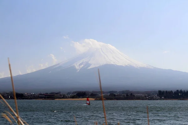 Monte Fuji visto desde el lago Kawaguchi — Foto de Stock