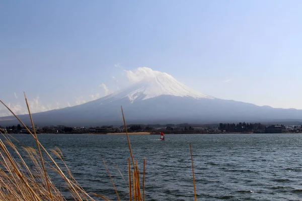 Monte Fuji visto desde el lago Kawaguchi — Foto de Stock
