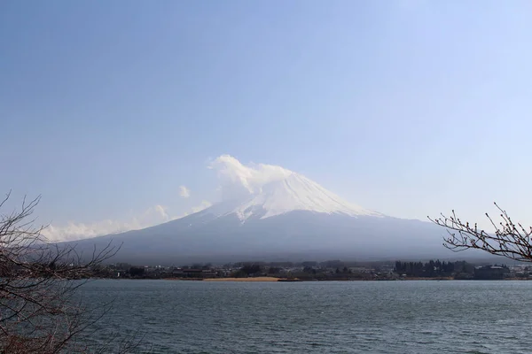 Monte Fuji visto desde el lago Kawaguchi — Foto de Stock