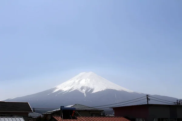 Mount Fuji zoals gezien vanaf Chureito Pagoda. Wanneer religie ontmoet nat — Stockfoto