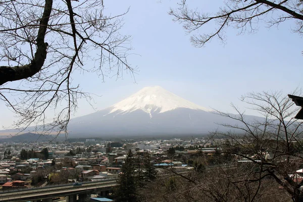 Monte Fuji visto desde la pagoda Chureito. Cuando la religión se encuentra con Nat — Foto de Stock