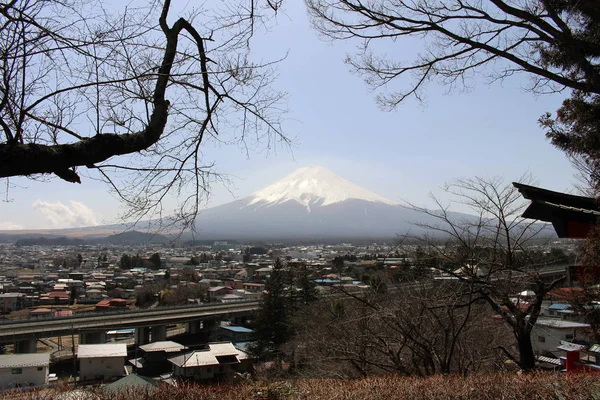 Mount Fuji zoals gezien vanaf Chureito Pagoda. Wanneer religie ontmoet nat — Stockfoto