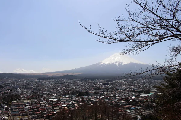 Monte Fuji visto desde la pagoda Chureito. Cuando la religión se encuentra con Nat — Foto de Stock