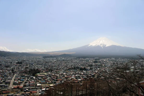La vista del mirador de la ciudad de Fujiyoshida desde Chureito — Foto de Stock