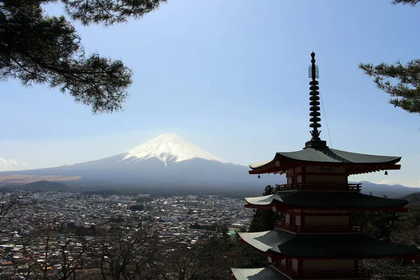 Monte Fuji visto desde la pagoda Chureito. Cuando la religión se encuentra con Nat — Foto de Stock
