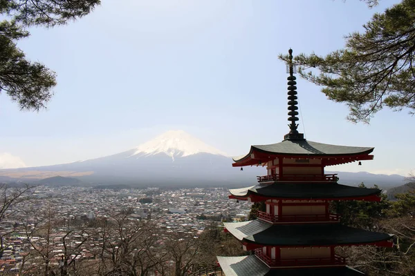 Mount Fuji zoals gezien vanaf Chureito Pagoda. Wanneer religie ontmoet nat — Stockfoto