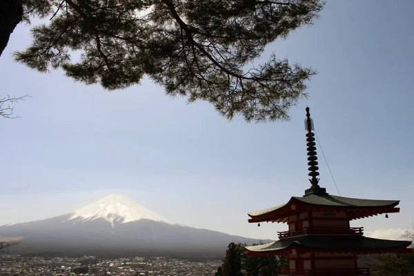 Mount Fuji as seen from Chureito Pagoda. When religion meets nat — Stock Photo, Image