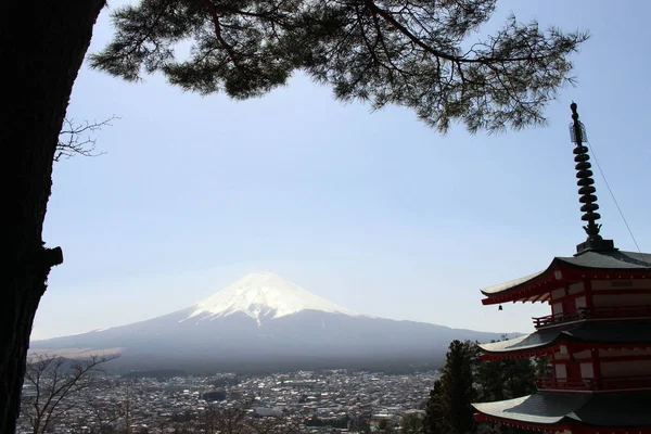 Monte Fuji como visto de Chureito Pagoda. Quando a religião encontra nat — Fotografia de Stock