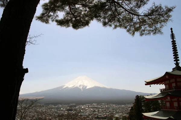 Mount Fuji zoals gezien vanaf Chureito Pagoda. Wanneer religie ontmoet nat — Stockfoto