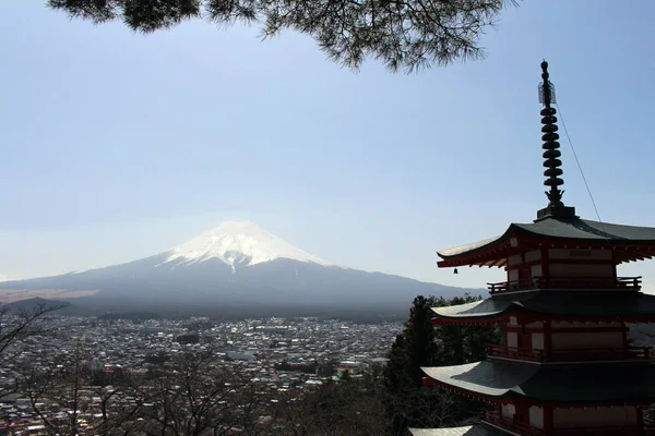 Monte Fuji visto desde la pagoda Chureito. Cuando la religión se encuentra con Nat — Foto de Stock