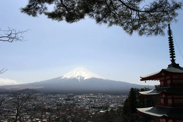 Monte Fuji visto desde la pagoda Chureito. Cuando la religión se encuentra con Nat — Foto de Stock