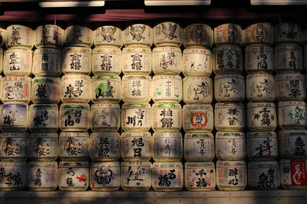 I tamburi del vino europeo e del sake giapponese intorno a Meiji Jingu — Foto Stock