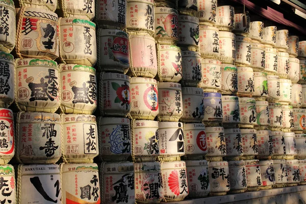 Os tambores do vinho europeu e do saquê japonês em torno de Meiji Jingu — Fotografia de Stock