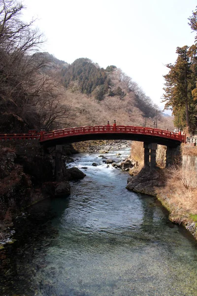 A ponte vermelha "Shinkyo" a caminho do Templo de Toshogu — Fotografia de Stock