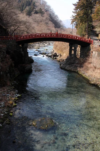 Le pont rouge "Shinkyo" sur le chemin du temple Toshogu — Photo