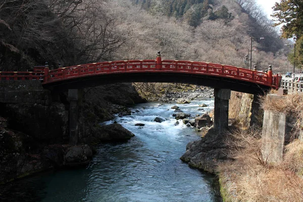 Le pont rouge "Shinkyo" sur le chemin du temple Toshogu — Photo