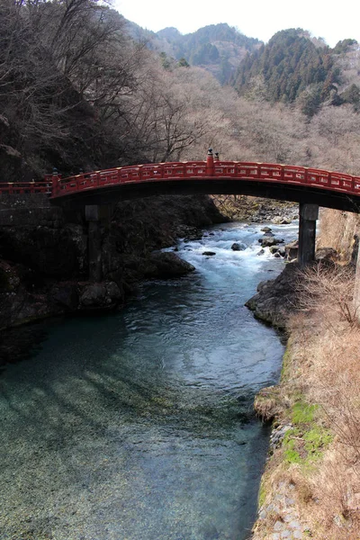 Toshogu Tapınağı giderken kırmızı köprü "Shinkyo" — Stok fotoğraf