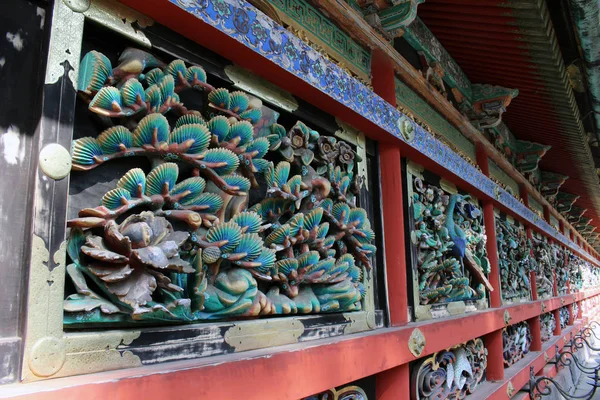 Les détails des sculptures autour du temple Toshogu — Photo