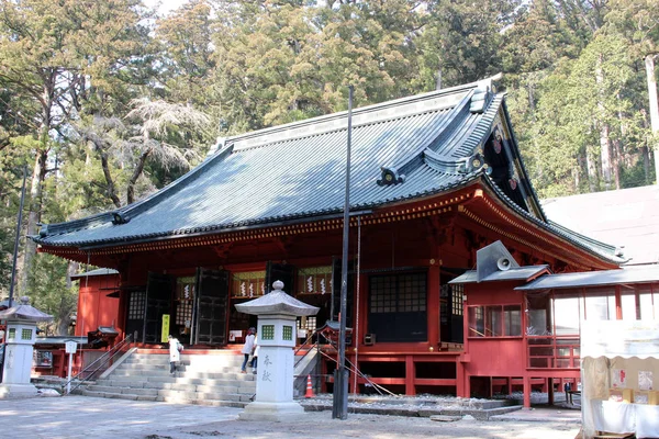 在 Futarasan 神社和它的斗牛 (照明) 附近, 在复杂 — 图库照片