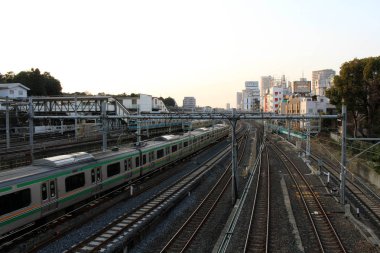 Meşgul ve unbusy tren operasyon: Tokyo, Japan