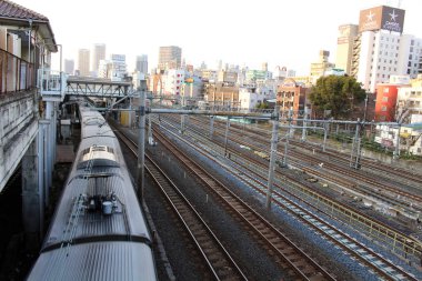 Meşgul ve unbusy tren operasyon: Tokyo, Japan
