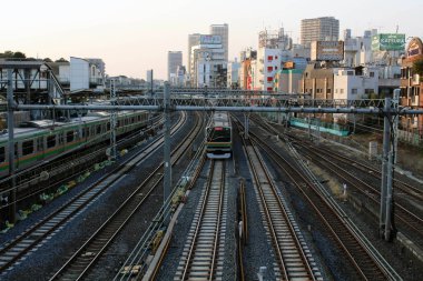 Meşgul ve unbusy tren operasyon: Tokyo, Japan