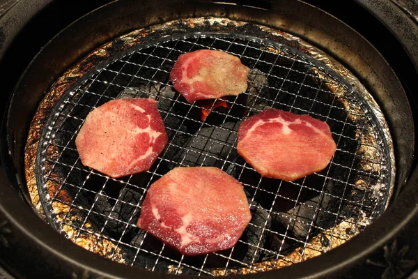 Еда подается в yakiniku ("мясо на гриле" или "барбекю") resta — стоковое фото