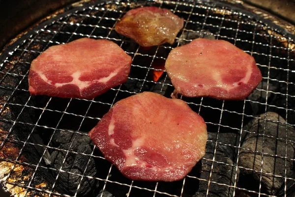 Maden serveres på yakiniku ("grillet kød" eller "grill") resta - Stock-foto