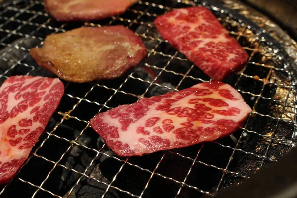 A comida servida em yakiniku ("carne grelhada" ou "churrasco") resta — Fotografia de Stock