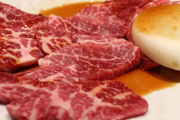 A comida servida em yakiniku (que significa "carne grelhada" ou "churrasco — Fotografia de Stock