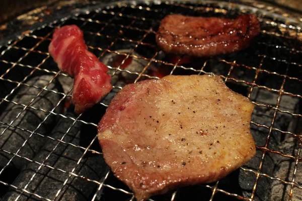 La comida servida en yakiniku ("carne a la parrilla" o "barbacoa") resta —  Fotos de Stock