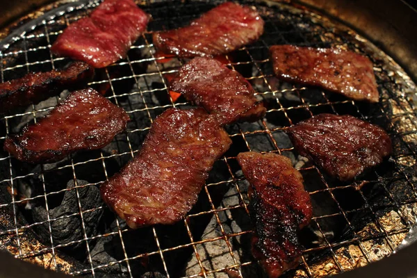 A comida servida em yakiniku ("carne grelhada" ou "churrasco") resta — Fotografia de Stock