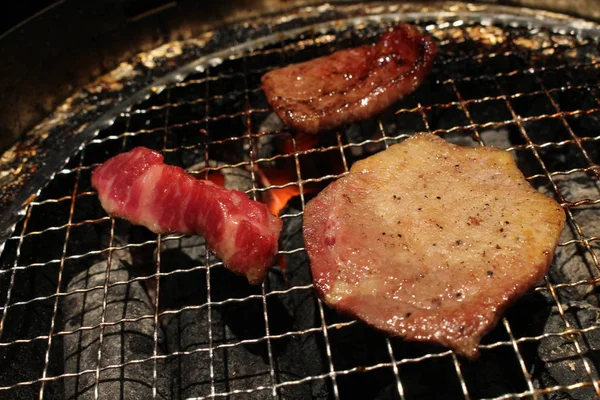 Jídlo servírované na resta yakiniku ("grilované maso" nebo "grilování") — Stock fotografie