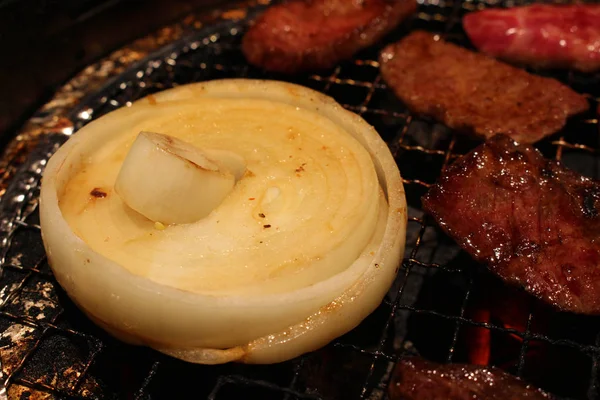 A comida servida em yakiniku ("carne grelhada" ou "churrasco") resta — Fotografia de Stock