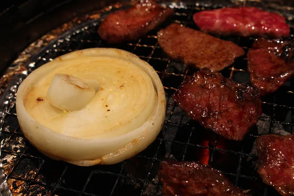 A comida servida em yakiniku ("carne grelhada" ou "churrasco") resta — Fotografia de Stock