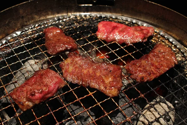 A comida servida em yakiniku ("carne grelhada" ou "churrasco") resta — Fotografia de Stock